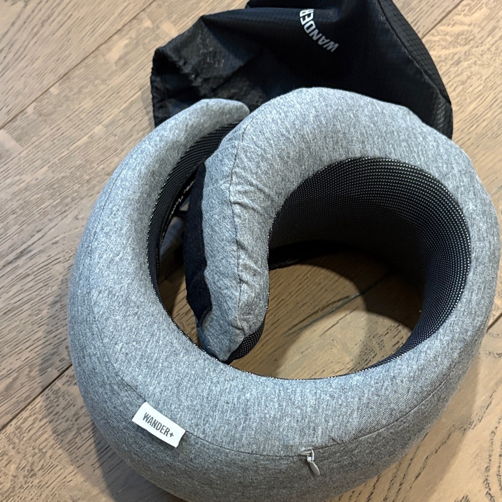 NIP Wander Black Plus Travel Neck Pillow Drawstring Pouch - Picture 5 of 6